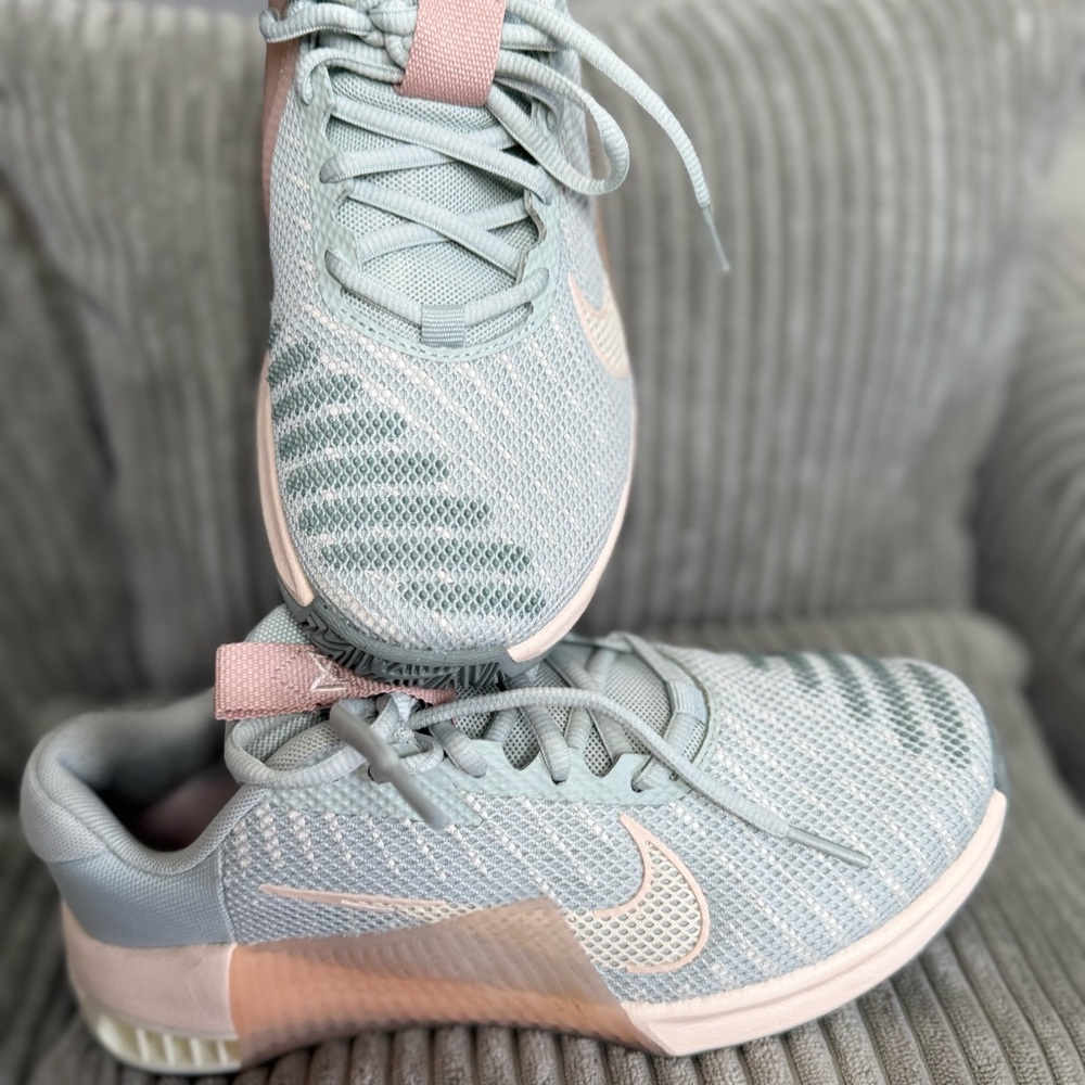 Nike Metcon 9 Women's Workout Shoes light silver/guava ice size 7